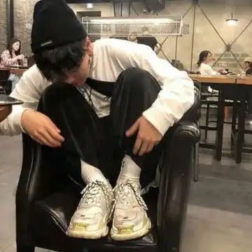 韩国帅哥戴帽子清新休闲头像