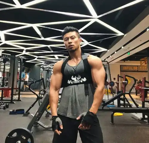 要照顾好宝宝,也要锻造出好身材,这满身肌肉的奶爸是不是好酷