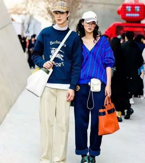 情侣装的恩爱才高级,韩国首尔街头情侣穿搭,传情达意最时髦