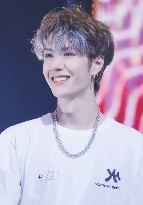 王一博壁纸啵啵子治愈系笑容来了,让人沉溺在其中无法自拔