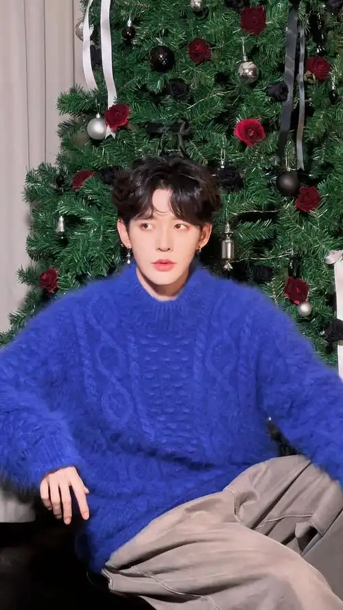 冬日男友上线邓为卷毛克莱因蓝色毛衣,漫画中走出来的美男子