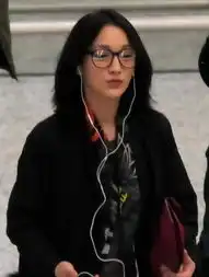 周迅扮可爱戴大眼镜阿拉蕾造型现身机场