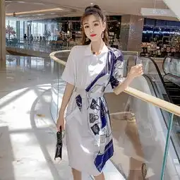 街拍闺蜜逛街,一个穿蓝色无袖连衣短裙,一个v领背心配短裙