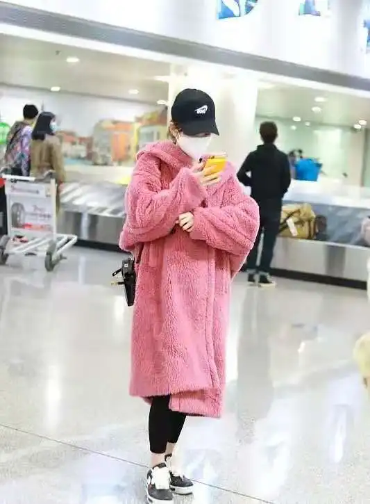 毛晓彤真会扮嫩,粉色泰迪熊大衣配鲨鱼裤,满满的少女感