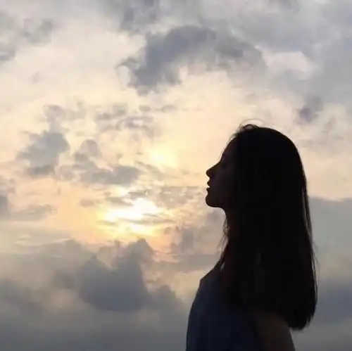 有没有侧脸看天空的女头像