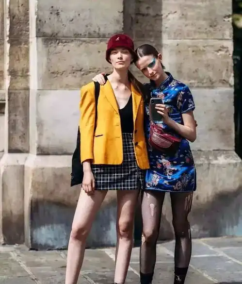 春夏别总穿裤装,试试今年流行的格纹裙,遮肉显瘦谁穿谁美