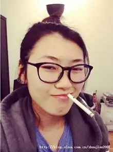 冯小刚24岁女儿抽烟搞怪女汉子霸气范儿