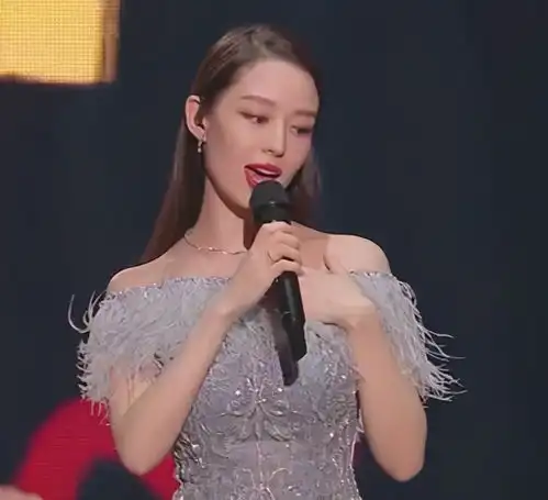 晚会生图吉娜嘴歪,易烊千玺碎发遮眼,张艺兴打光像恐怖片现场