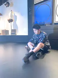 刘昊然出席活动印花衬衫化身星球男孩