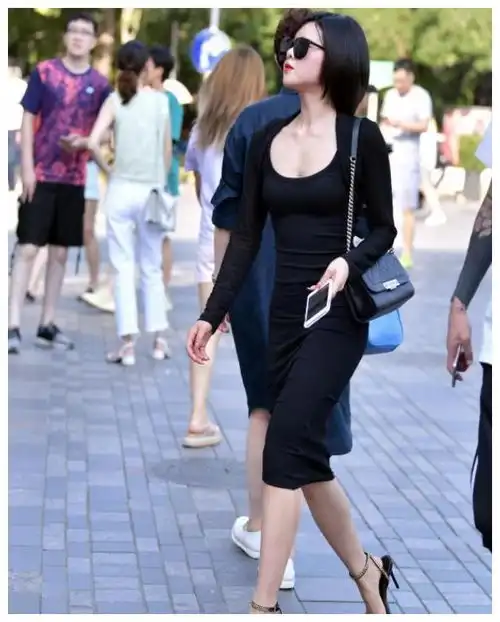 亭亭玉立的美女,一件黄色背心配漏洞牛仔裤,时尚靓丽气质