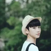 森系小清新男生,前面的刘海是齐眉的,不是歌手