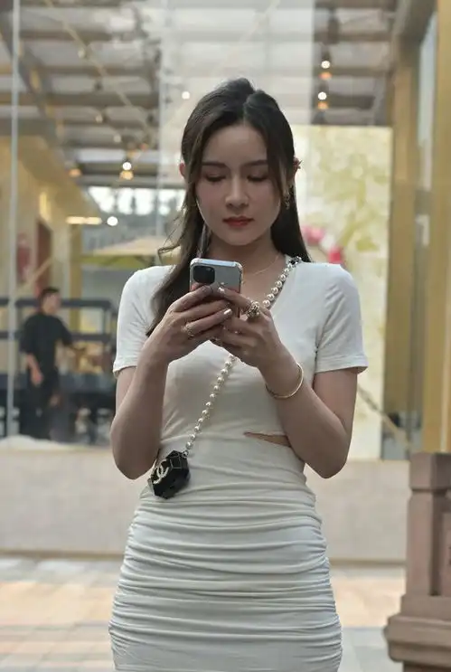 绿色的挂脖长裙,优雅十足又显气质,身材高挑的女生值得尝试
