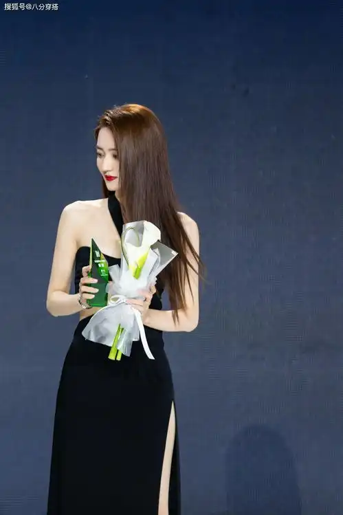 徐璐又美出国际范,一袭薄纱连衣裙轻盈飘逸,高贵浪漫宛如小公主