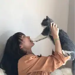 欧美系头像女抱猫抱着