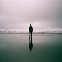 我想要一个qq头像要求一个人站着看海或路