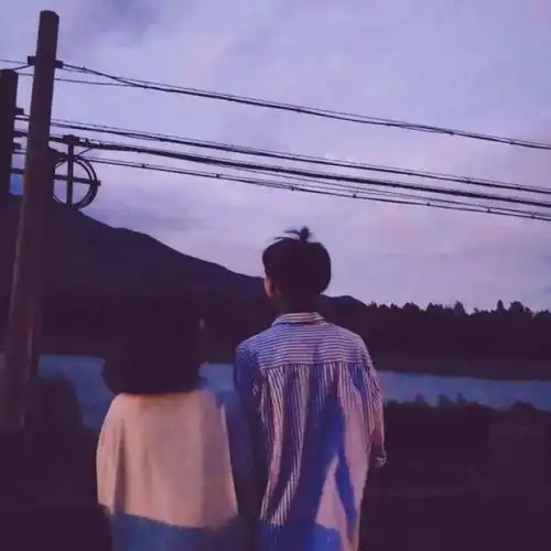情侣头像一半是春夏,一半是秋冬