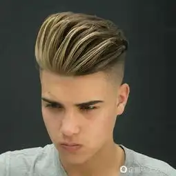 侧推光的男生发型今年很流行
