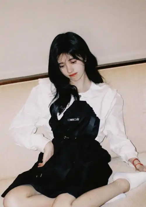 佩服孙怡,穿黑色西服套装搭配白色衬衫,又飒又美,高级大气