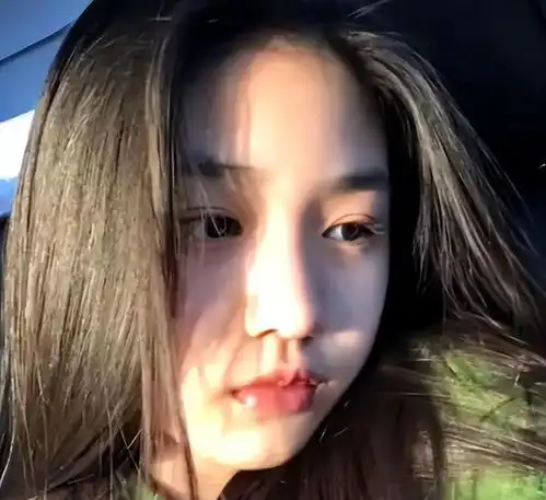 汪峰父女日本度假,18岁小苹果长漂亮被店员偷瞄,二女儿疑露面