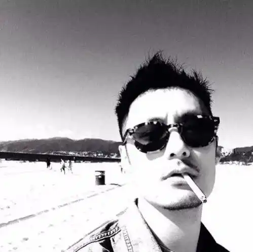 他是周冬雨最爱的大叔,作为大众情人的他,不但绯闻不断,还被抓到在泰国红灯区玩起了皇帝浴