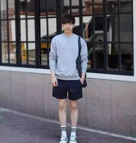 喜欢这种穿搭既干净又简约的男生看起来很阳光