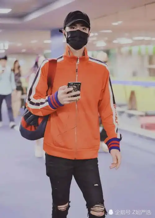 酷盖王一博现身机场,橙色系外套酷炫新颖,时尚精致不失温柔