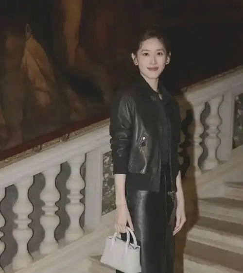 章泽天章子怡同框前者站c位气场强大,后者霸气,二人似姐妹