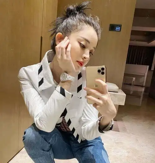 古力娜扎用于显示腿部长度,黑色短裤穿两米