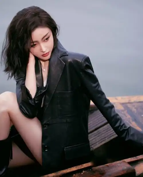 张天爱内衣外穿秀身材,热裤配马丁靴现美腿杀,曾减重25斤