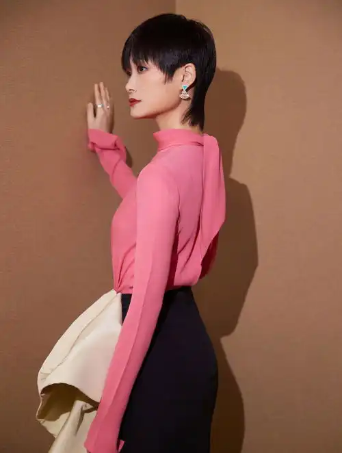 李宇春演绎时尚穿搭,拼接撞色的粉色裙配短发,隐藏不住的少女心