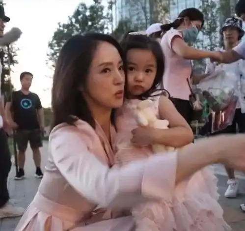 董璇工作之余带女儿畅玩游乐场,悉心陪伴女儿,小酒窝越来越可爱