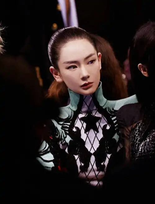 戚薇立体雕花裙复古华丽发型利落展露女王姿态