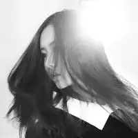 忧郁黑白女图微信头像图片大全