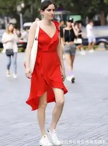 路人街拍,气质淡雅的时尚美女,简约风格尽显十足的小清新范