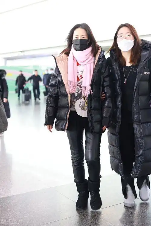 刘敏涛现身北京机场,黑色羽绒服,粉色围巾时尚保暖