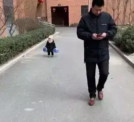佛系奶爸带娃出门走红,萌娃在后面拎着两个水桶操碎心
