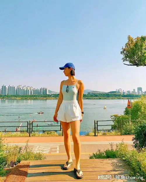 淡蓝运动吊带背心搭配白色宽松短裤绝了,时尚动感活力无限