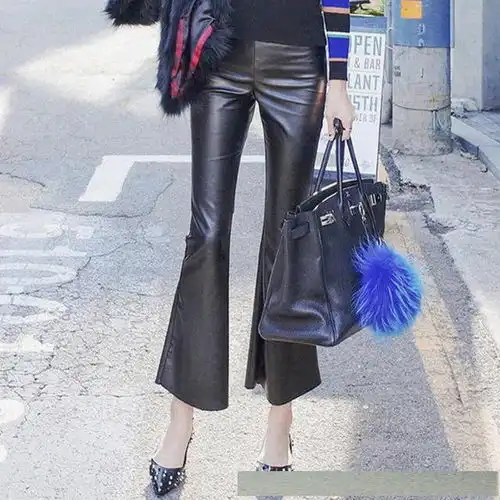 如今独身女人凶猛了不遮臀部外穿打底裤就出门,不过真是美爆了