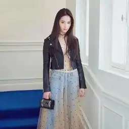 蕾哈娜刘亦菲坐镇dior大秀,但是却都败给了一个98年仙出境界的妹子