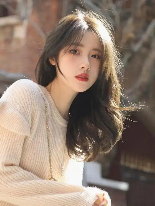 你的发型该换了,波浪卷甜美俏皮,木马卷慵懒自然,锁骨发流行