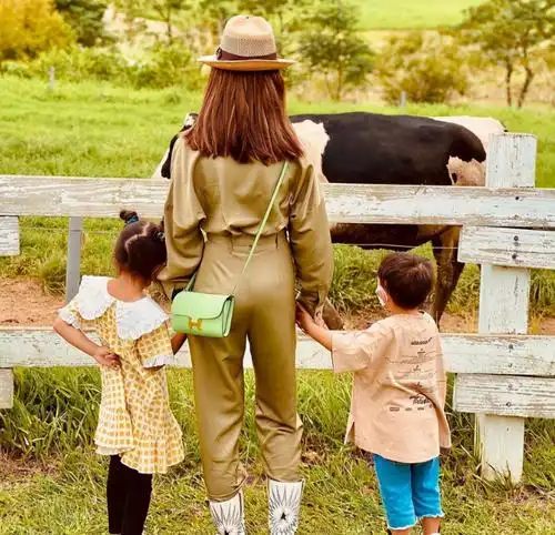 昆凌穿卡其绿连体装带孩子出游,儿子帅气女儿甜美,画面很是温馨