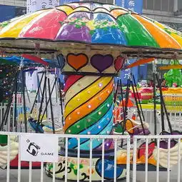 七彩小飞椅室内爆款儿童游乐设备小型飞椅旋转飞机彩虹飞椅