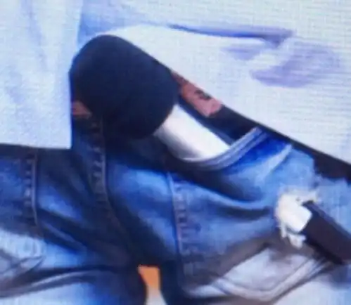 今日份沙雕男孩上线他成功发现破洞牛仔裤妙用,喜提热搜