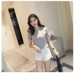街拍美女头系亮黄色发带,一袭淡黄色长裙随风飘动,太美了