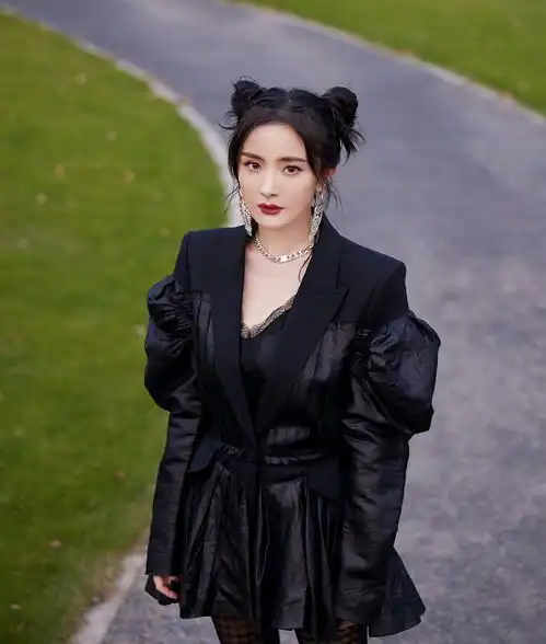 已婚女星尝试双丸子头,赵丽颖温婉,杨幂高级,孙怡少女感太强造型