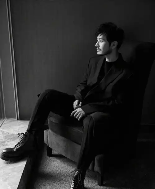 黄晓明真是中年男人穿搭典范黄衬衫小黑裤走机场,减龄又帅气