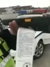 交警开车不系安全带遭怒怼警方这样解释...