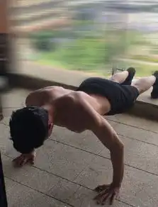 林更新晒身材薛之谦晒大肚腩