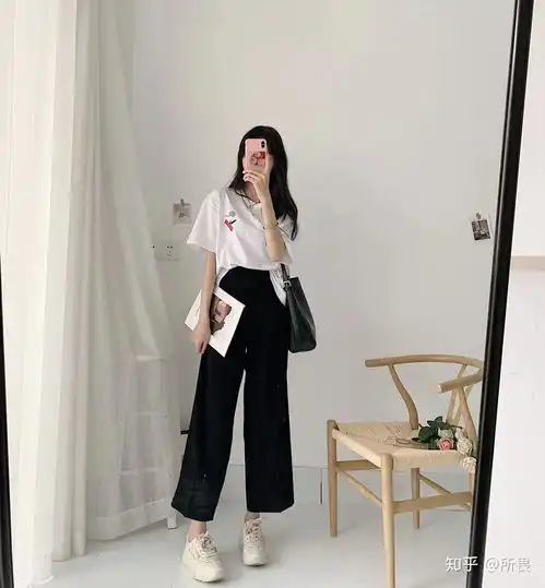 女生纯白衬衣怎么搭配好看