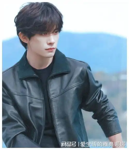 23岁易烊千玺近照流出,脸部消瘦嘴巴突出,网友惊称认不出